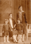 Józefa Bilska dd Wawrzyńczak z siostrą Franciszką i jej córkami